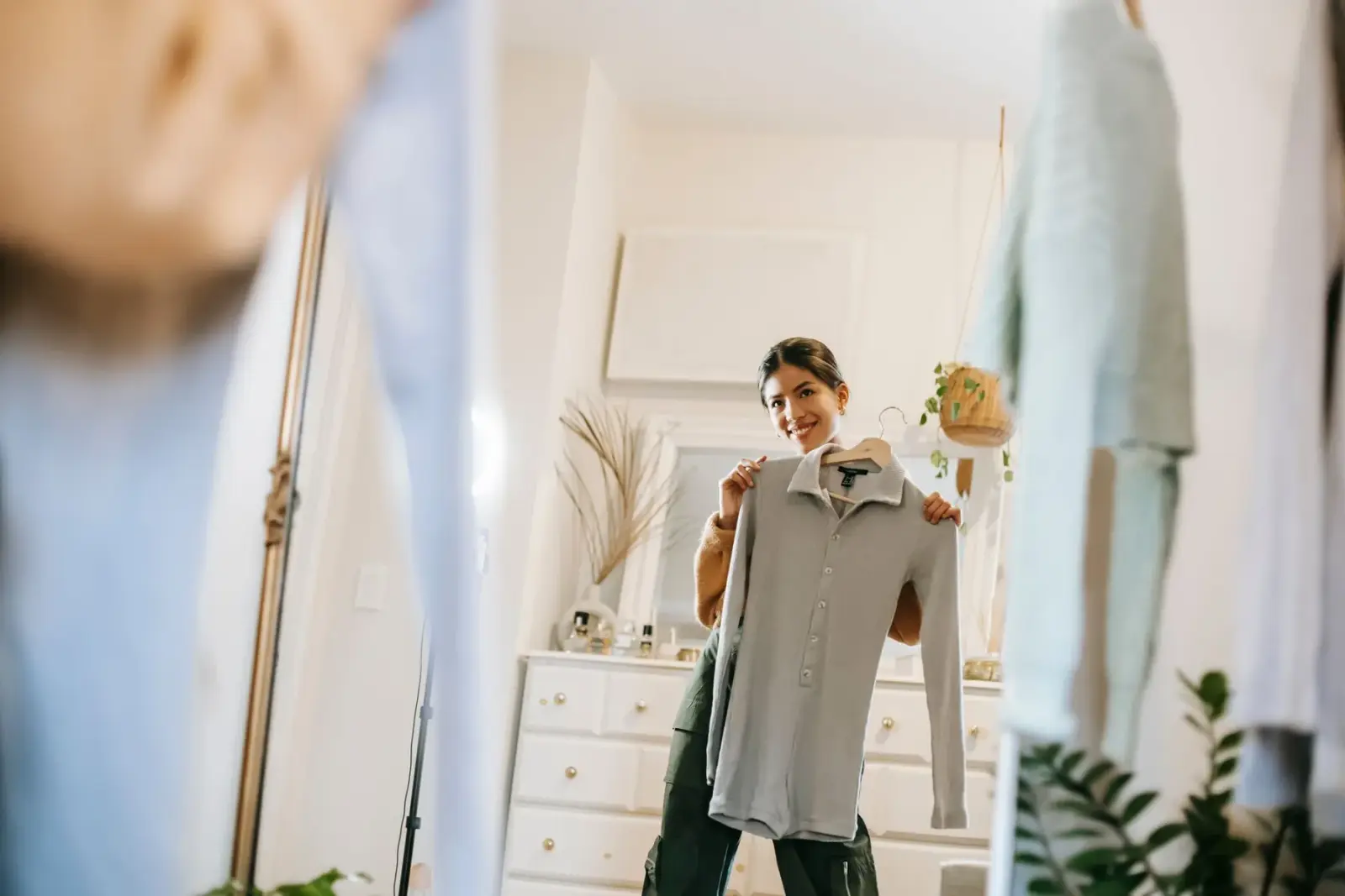 Người phụ nữ trẻ mặc đồ thường ngày đang giới thiệu chiếc áo