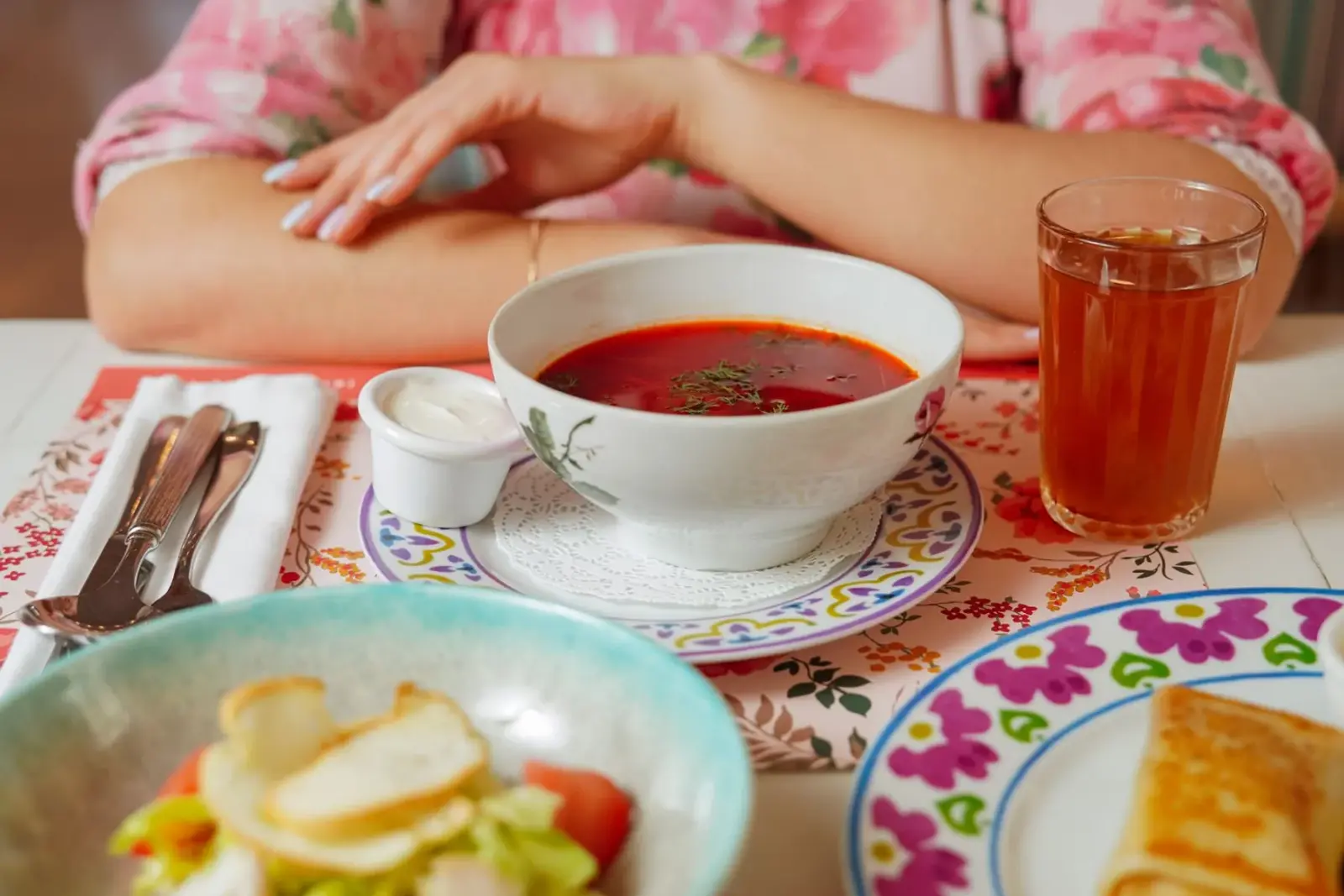 Bàn ăn bày súp, salad và đồ uống