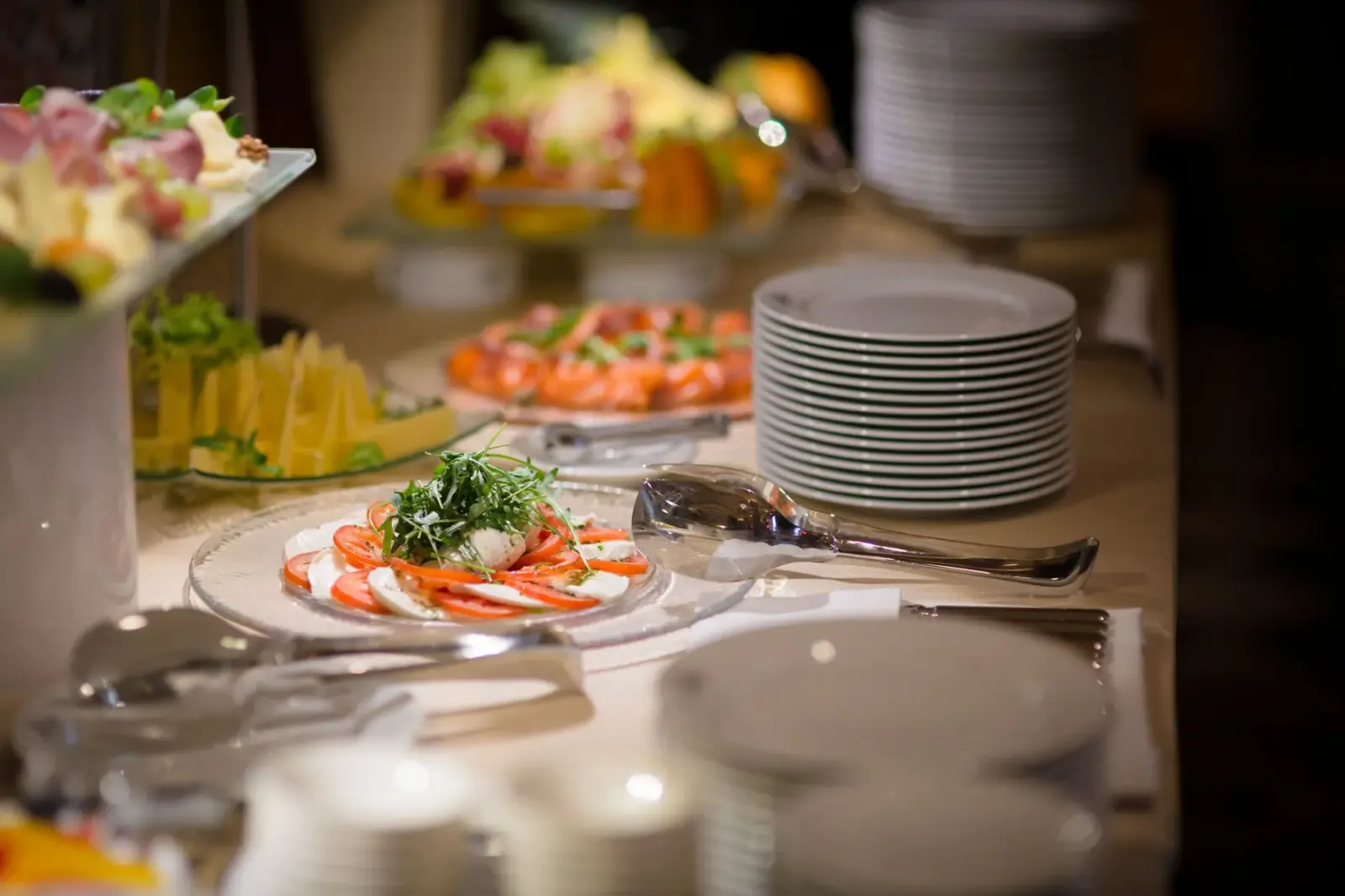 Bàn tiệc buffet bày salad và trái cây tươi