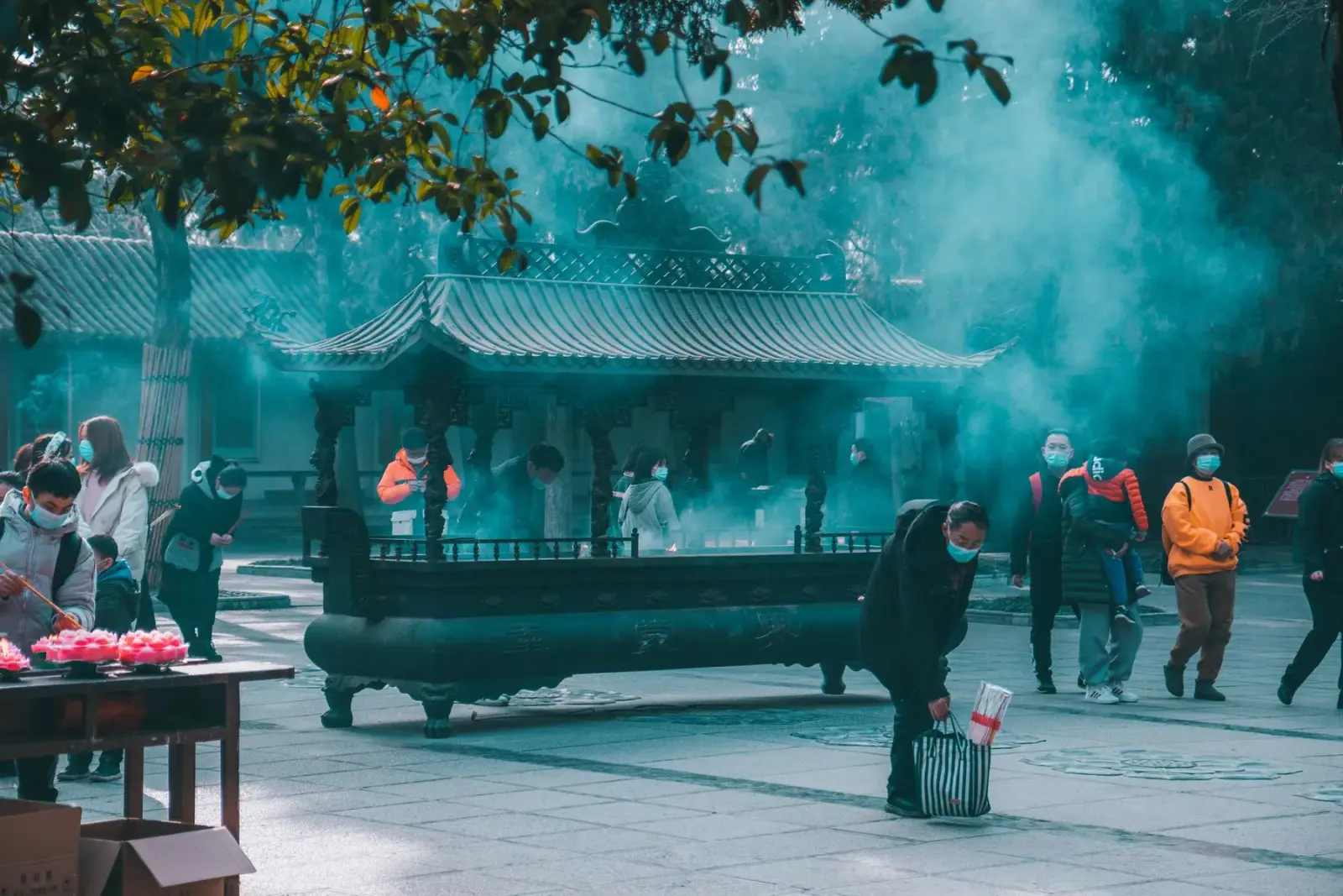 Khách viếng thăm trong sân một ngôi chùa châu Á