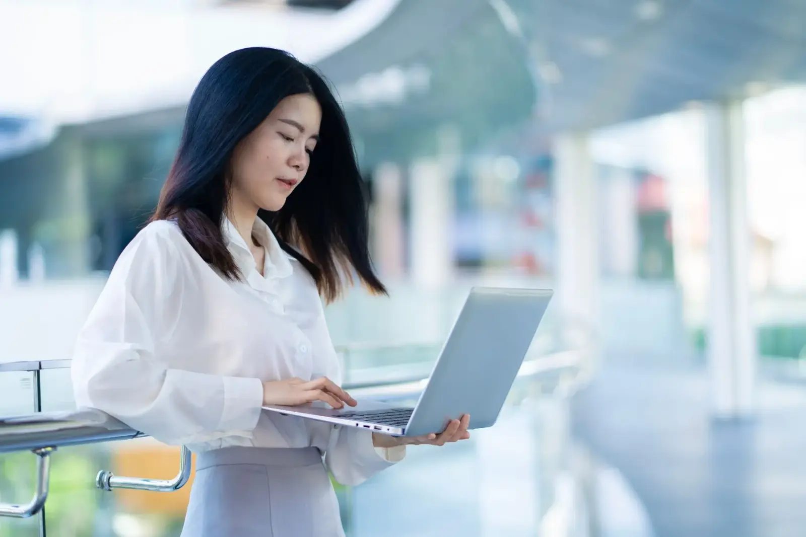 Người phụ nữ làm việc trong văn phòng hiện đại
