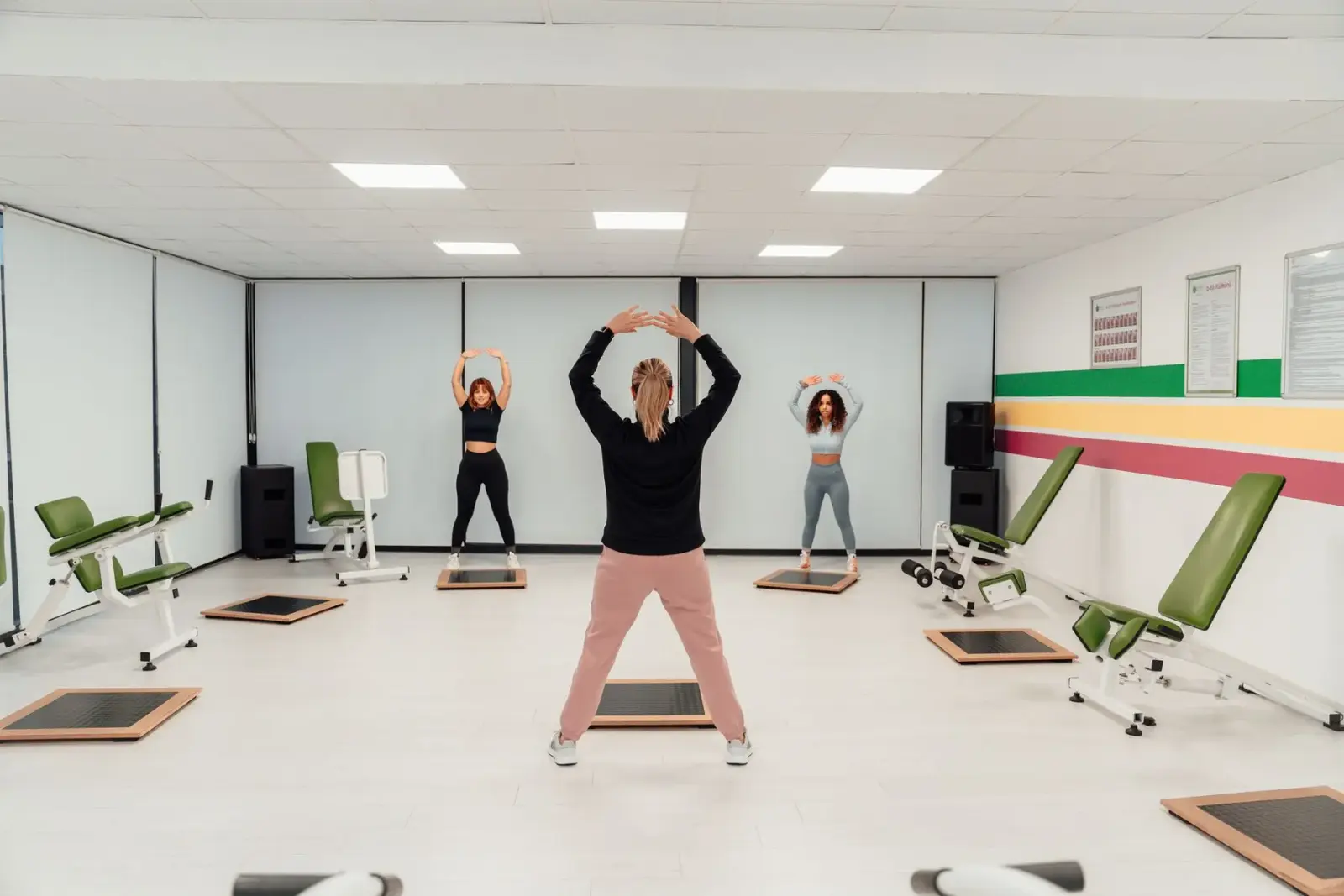 Nhóm phụ nữ tập pilates trong phòng tập trong nhà