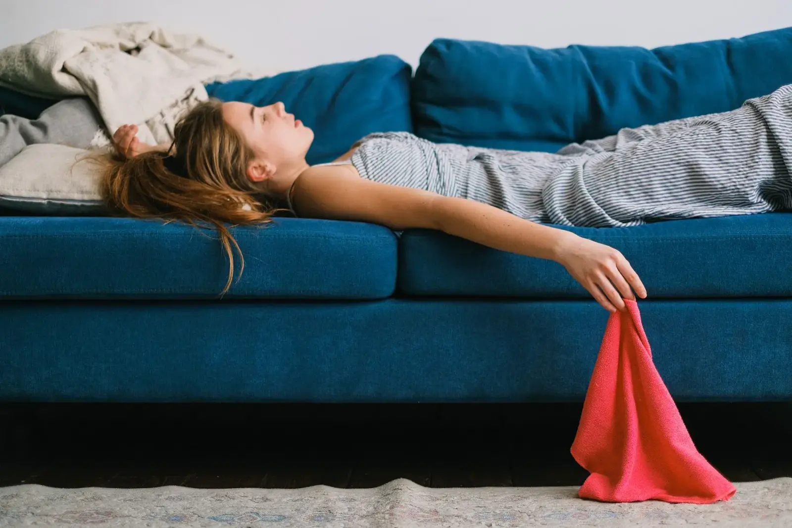 Người phụ nữ nằm nghỉ, dáng mệt, mặc đồ ở nhà thoải mái