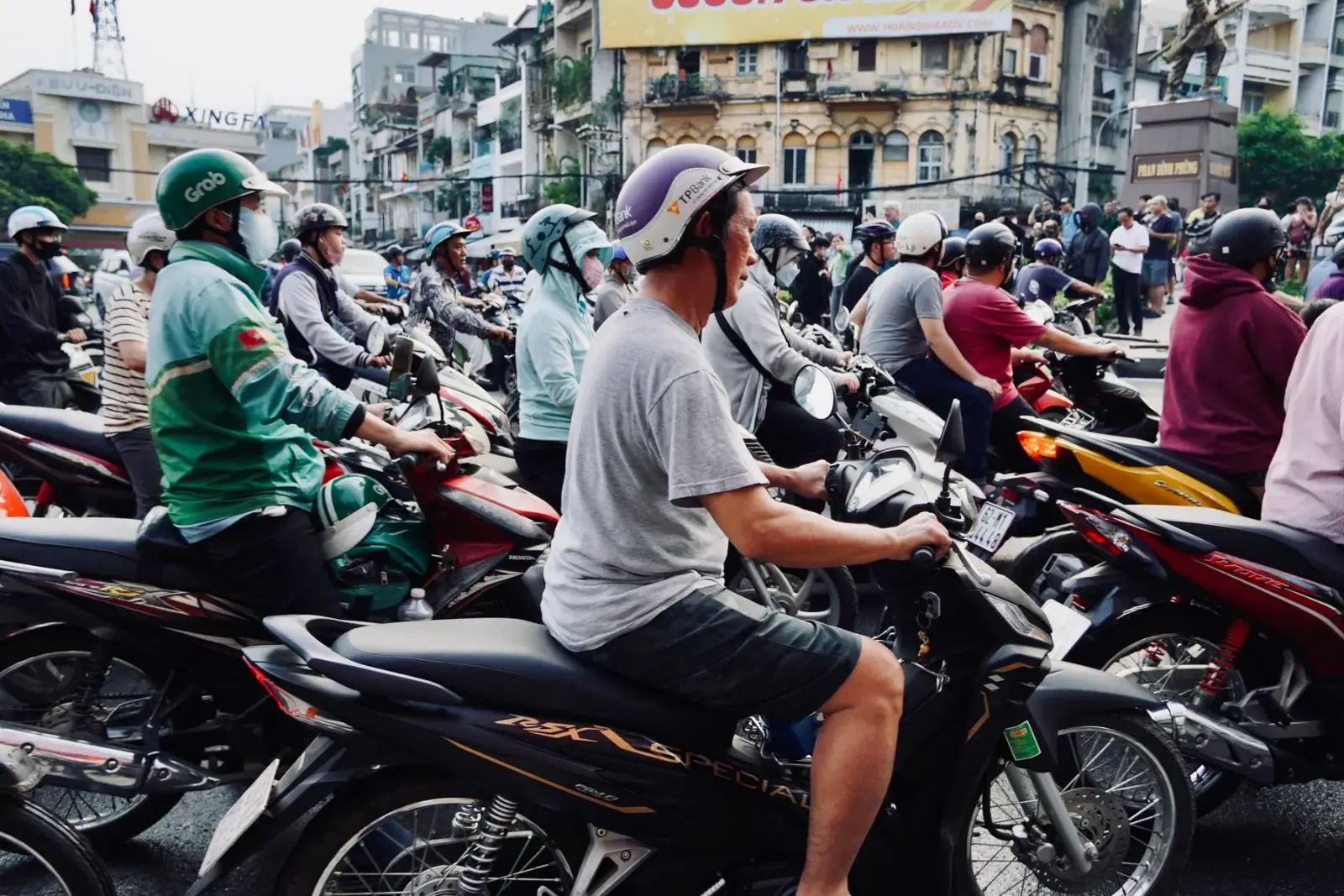 Đường phố đông xe máy giờ cao điểm