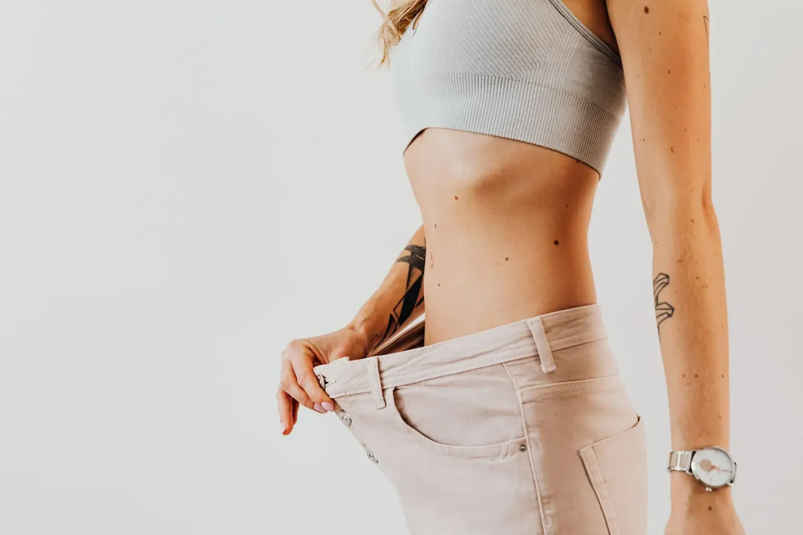 Cận cảnh người phụ nữ mặc chiếc quần jean rộng hơn số đo