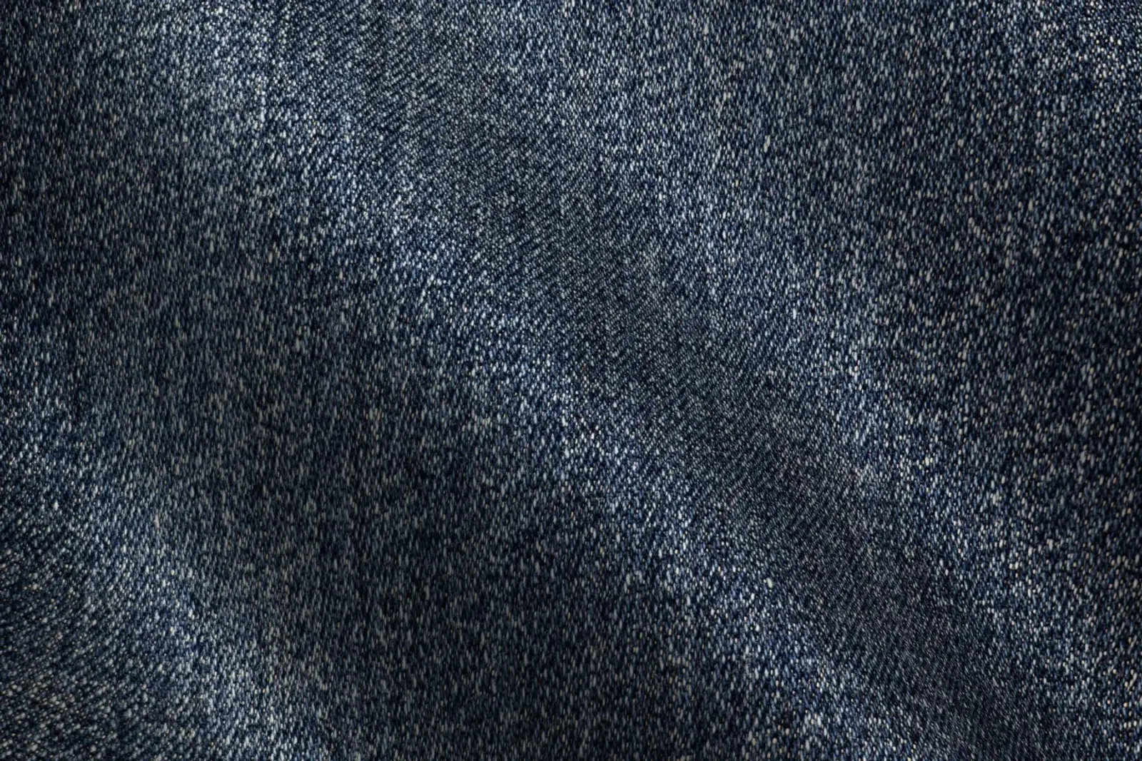 Cận cảnh vải denim xanh với đường dệt nổi rõ