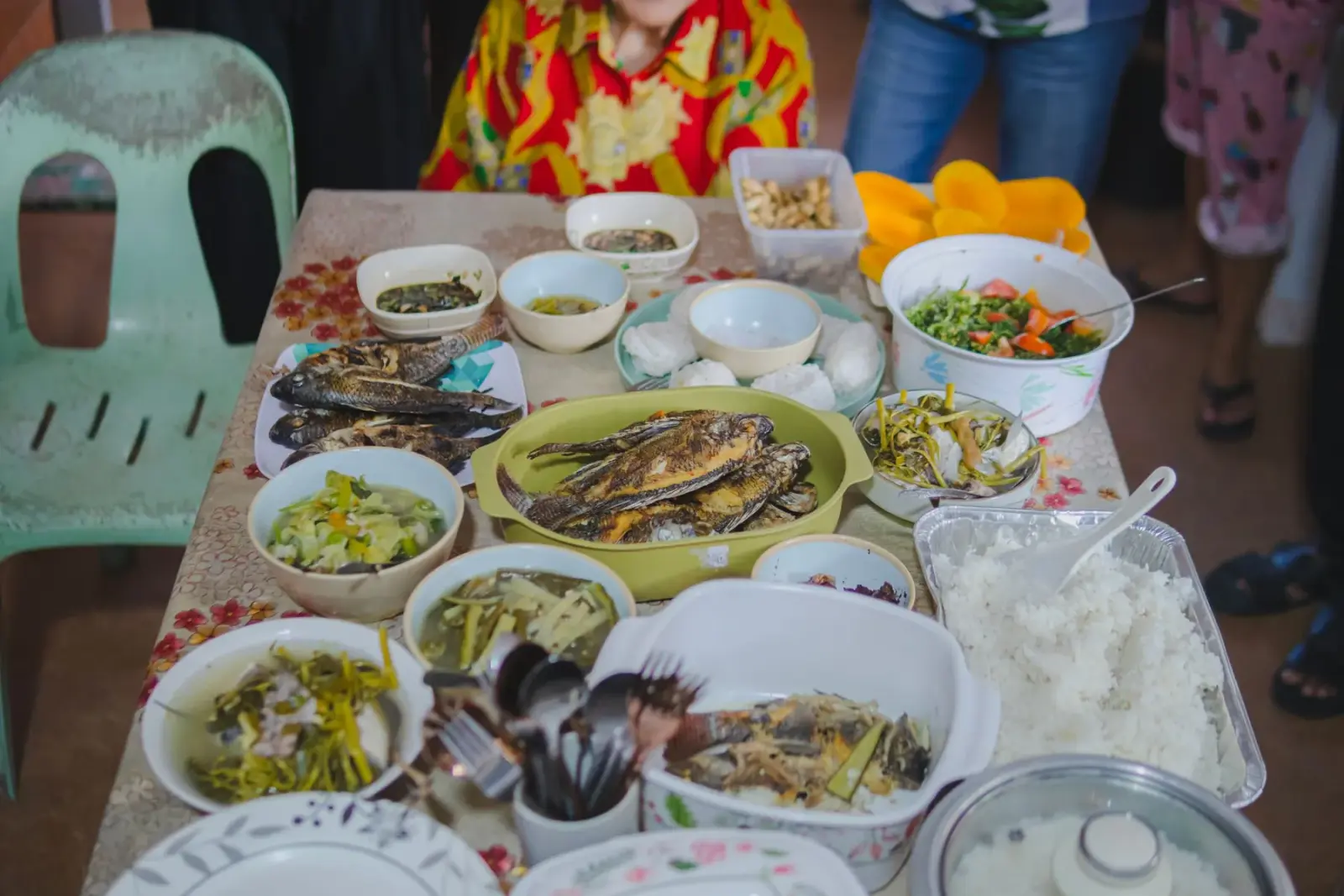 Mâm cơm truyền thống bày nhiều món trên bàn