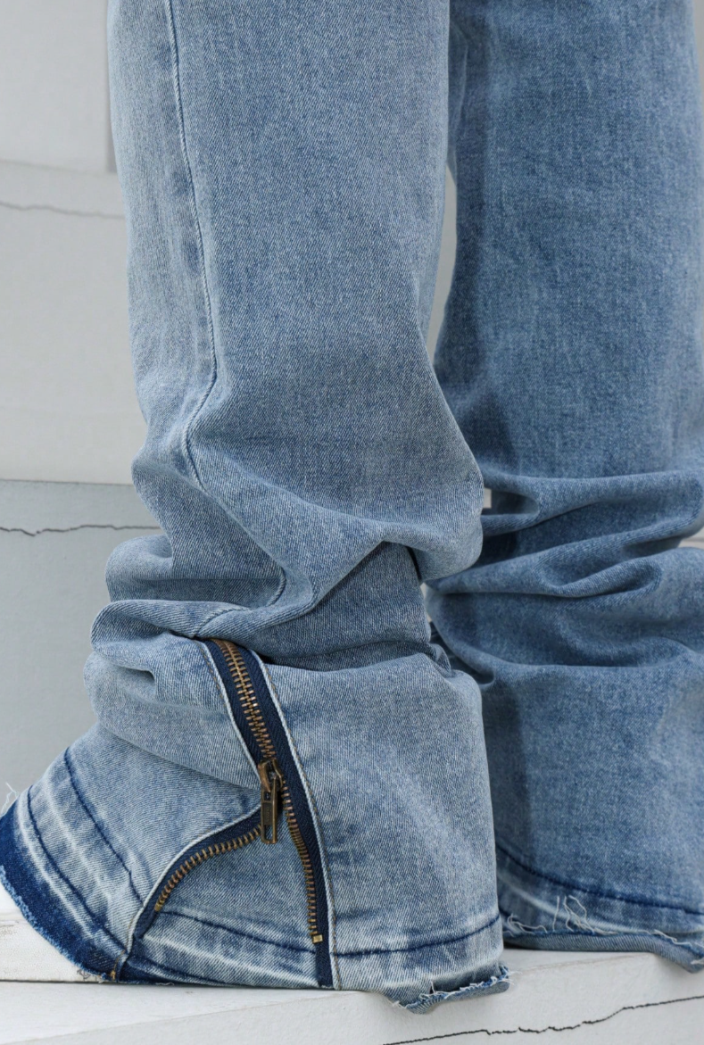 Quần Jeans Bootcut Xanh Nhạt Khóa Gấu